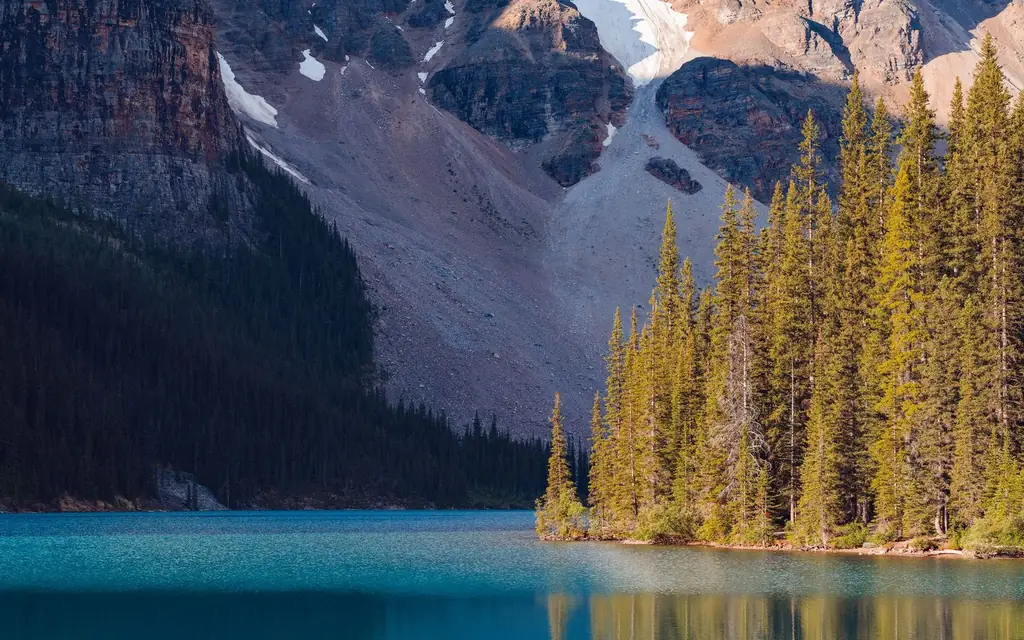 Turquoise water of Moraine Lake in Banff National Park