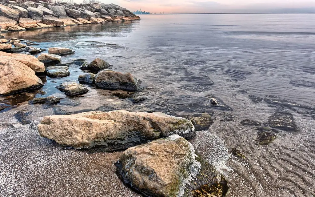 The rocky Lake Ontario shore
