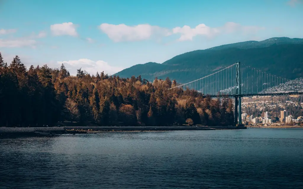 Lions Gate Bridge and the North Shore mountains in Vancouver